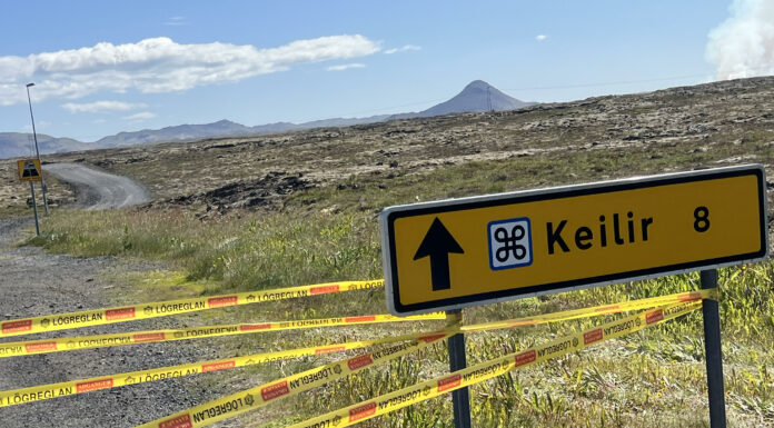 Vegurinn að Keili er harðlokaður.