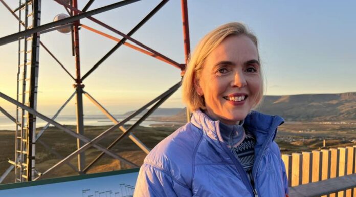 Guðrún Hafsteinsdóttir dómsmálaráðherra á efsta tindi Úlfarsfells.